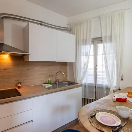 Apartamento Guesthost - Cozy With Terrace In *