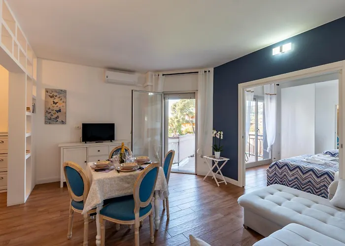 Guesthost - Cozy With Terrace In