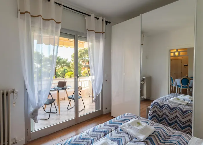 Guesthost - Cozy With Terrace In Appartement San Remo