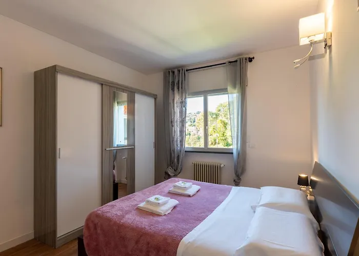 Guesthost - Cozy With Terrace In